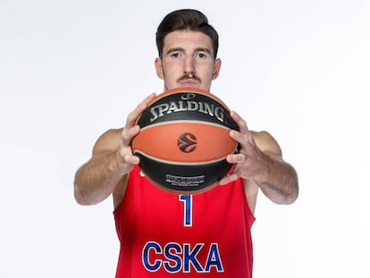Nando de Colo posa con la camiseta del CSKA.