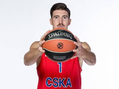 Nando de Colo posa con la camiseta del CSKA.