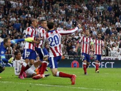 Chicharito marca el gol decisivo para el Madrid.