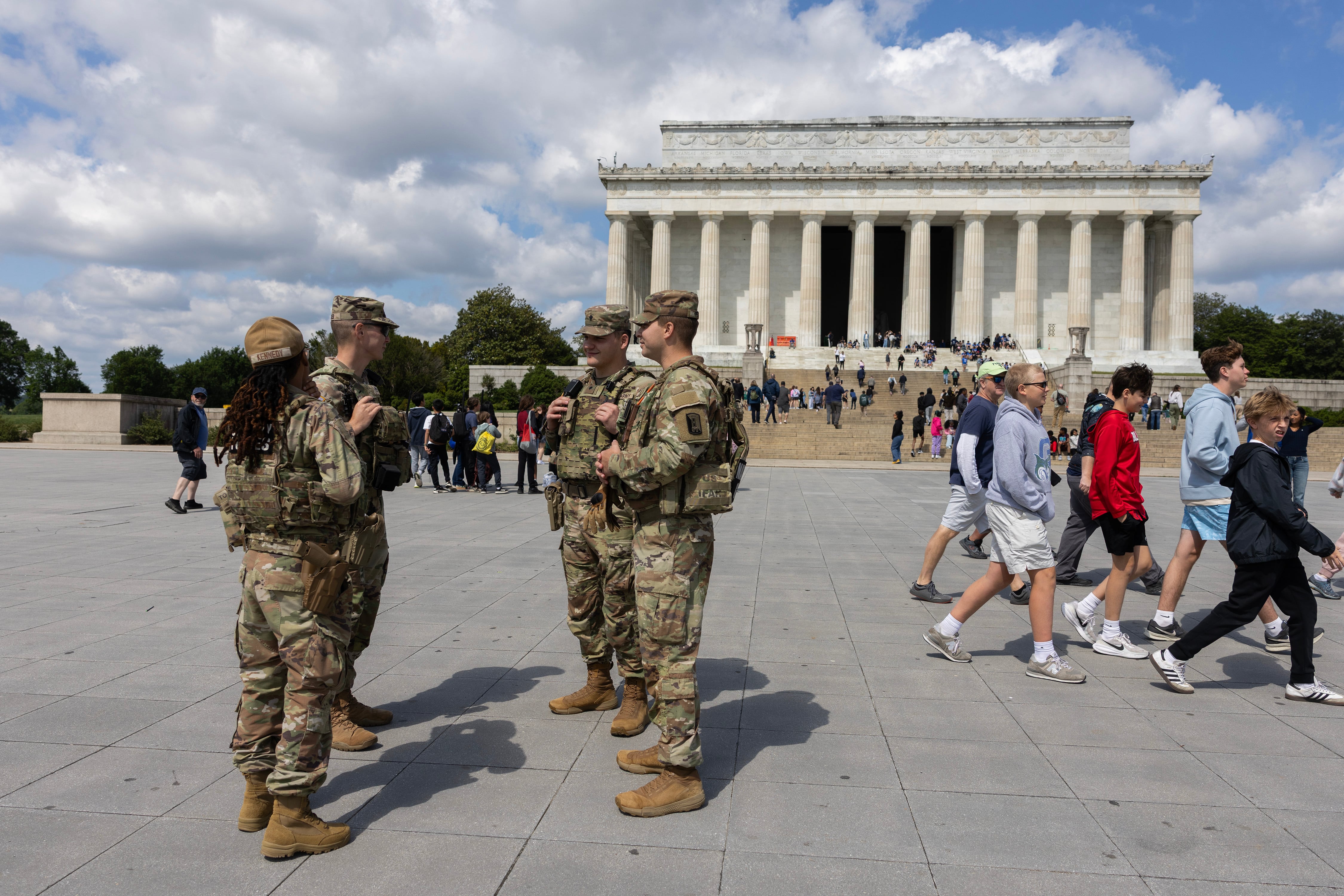 Soldados de la Guardia Nacional desplegados por orden de Trump frente al monumento a Lincoln, en Washington