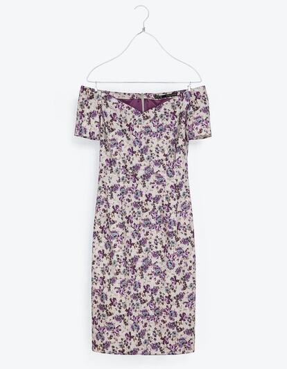 Vestido con estampado de flores en tonos morados y con cuello de barco. Es de Zara. Su precio: 39,95 euros.