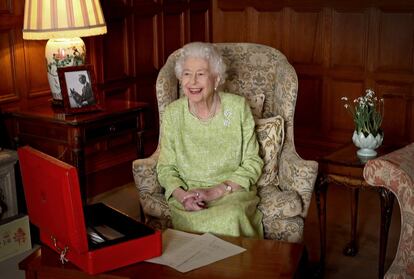 Una imagen de la Reina tomada en Sandringham,el pasado 2 de febrero, y que se ha distribuido este sábado como imagen oficial que marca el inicio de las celebraciones por el Jubileo de Platino.
