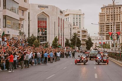 Con motivo de la boda real, hoy ha sido declarado día festivo nacional en Jordania, por lo que han sido miles los ciudadanos que han salido a las calles de Amán para ver a los recién casados. Además, tal y como se ha podido ver en el recorrido en coche de los novios tras la boda, las calles de la capital han sido engalanadas con retratos de la pareja.