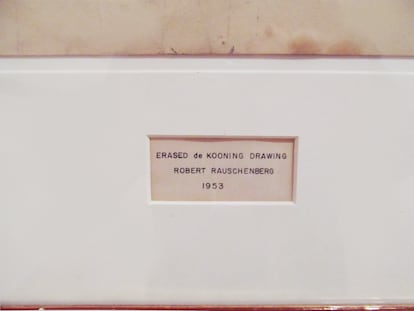 El expresionista pop Robert Rauschenberg, borró un dibujo realizado por Willem de Kooning y exhibió el vacío resultante.