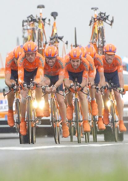 Iban Mayo, en cabeza del Euskaltel, durante la 4ª etapa del Tour de Francia 2004, una contrarreloj por equipos.