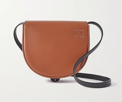 Si quieres invertir en un bolso de calidad, el modelo Heel Duo de Loewe está rebajado de 1.280 a 896 euros en Net-a-Porter. 