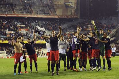 Los jugadores del Atlético celebran con su afición el pase a la final en Mestalla.