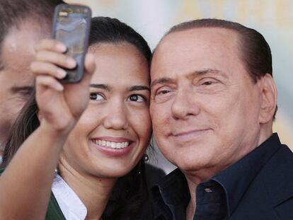 Silvio Berlusconi, con una simpatizante del Pueblo de la Libertad, tras un mitin en Roma.