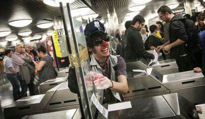 Miembros de la plataforma Stop Subidas , ayer en la estaci&oacute;n de Sagrera.