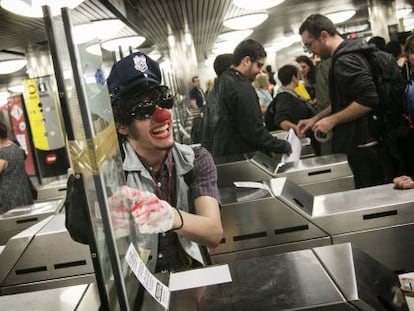 Miembros de la plataforma Stop Subidas , ayer en la estaci&oacute;n de Sagrera.