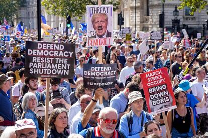 Cientos de manifestantes protestan contra el cierre del Parlamento británico y el primer ministro Boris Johnson, el 1 de septiembre en Londres.