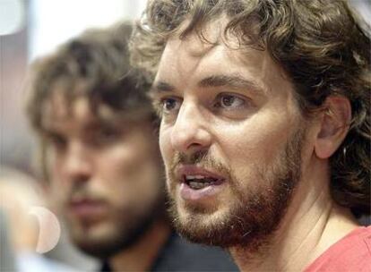 Gasol, junto a su hermano Marc en un acto publicitario