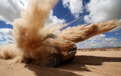 El piloto Nasser Al-Attiyah y el copiloto Matthieu Baumel en acción durante la quinta etapa del rally Dakar 2016 entre la localidad argentina de Jujuy y Uyuni en Bolivia.