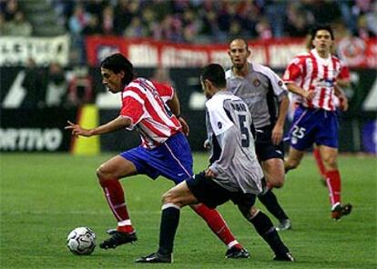 José Mari intenta irse con el balón del marcaje de Mario.