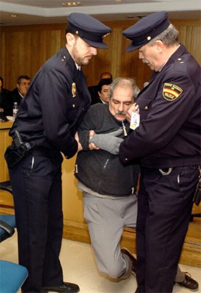 En la imagen, la caída de Scilingo a su entrada en el tribunal. Los médicos afirman que su actitud es voluntaria.