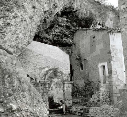 Una vecina de Tragó de Noguera coge agua de una fuente del pueblo a los pies de la montaña.