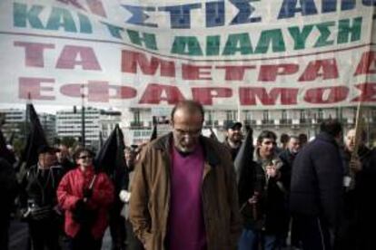 Trabajadores griegos municipales se manifiestan en Atenas, Grecia,  hoy, durante la protesta convocada por el sindicato de trabajadores municipales (POE-OTA).