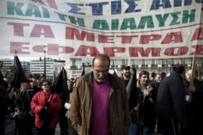 Trabajadores griegos municipales se manifiestan en Atenas, Grecia, hoy, durante la protesta convocada por el sindicato de trabajadores municipales (POE-OTA).