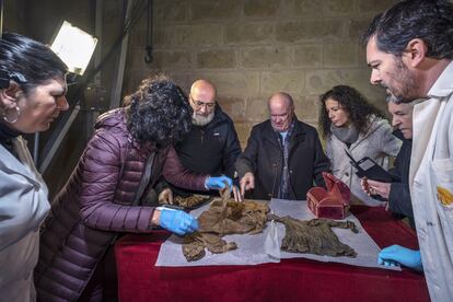 Un grupo de expertos examina los restos hallados en el interior de la tumba del infante don Pedro en noviembre pasado.