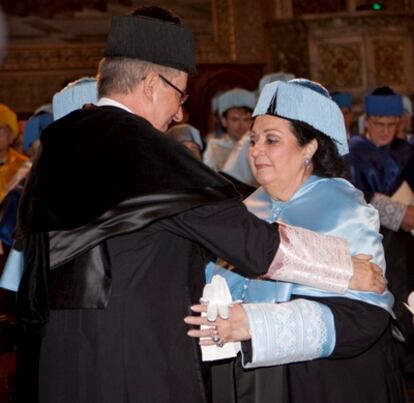 La soprano catalana Montserrat Caballé recibe el abrazo del decano de la Universidad de Barcelona Didac Ramirez tras ser investida este mediodía Doctora Honoris Causa por la Universidad de Barcelona en reconocimiento a su trayectoria internacional.