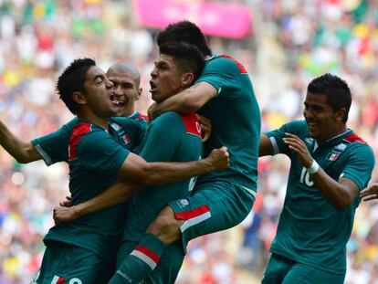 Peralta recibe las felicitaciones de sus compañeros.