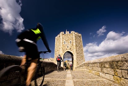 Ciclistas entrando en la villa medieval de Besalú, en la Garrotxa (Girona).