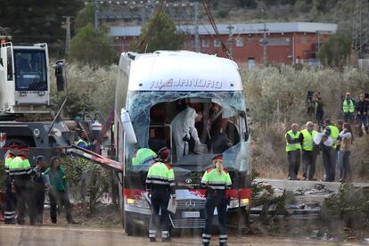 Mossos d'esquadra ante el autobús accidentado.