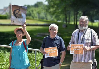 Partidarios de no retirar la alimentaci&oacute;n artificial a Vincent Lambert muestran carteles con su nombre y su imagen, el 5 de junio en Estrasburgo.