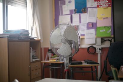 Este ventilador en el CEIP Guindalera de Madrid fue llevado a la clase por un padre tras una petición de auxilio del centro.