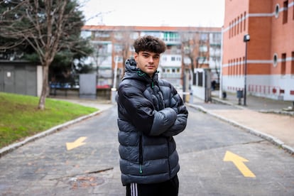Alberto Santo Tomás, de 19 años, estudiante de Administración de Empresas, en el campus de Vicálvaro de la Universidad Rey Juan Carlos.