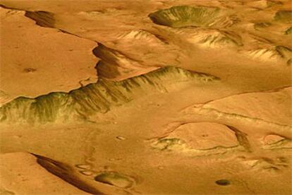 Fotografía en perspectiva de una meseta en la región al este de los Valles Marineris, el mayor cañón del Sistema Solar.