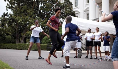 Michelle, jugando con sus hijas y amigos en el jardín de la Casa Blanca, y con uno de los perros de la familia.