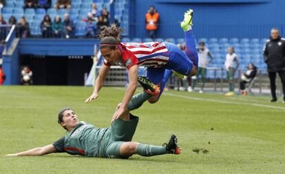Falcón, del Atlético Féminas, y Lucía García, del Athletic.
