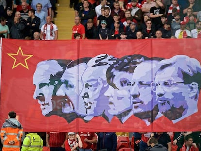 Uma faixa em Anfield homenageia treinadores ilustres do Liverpool: da esquerda para a direita, Shankly, Paisley, Fagan, Dalglish, Benítez e Klopp.