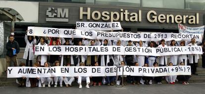 Médicos y sanitarios del hospital de La Paz están haciendo una pregunta diaria "y muy simple" al Gobierno regional, que escenifican a las puertas del centro.