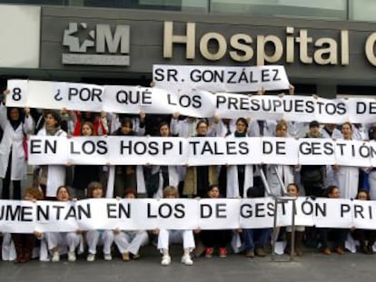 Médicos y sanitarios del hospital de La Paz están haciendo una pregunta diaria "y muy simple" al Gobierno regional, que escenifican a las puertas del centro.