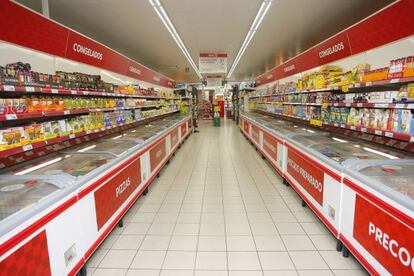 Interior de un supermercado Dia en Espa&ntilde;a.