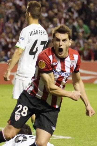 Ibai Gómez celebra su gol al Sporting de Portugal.