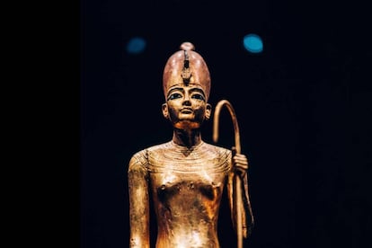Estatuilla de Tutankamón de la muestra en la galería Saatchi de Londres.