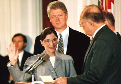 Ruth Bader Ginsburg jura o cargo como juíza da Corte Suprema em presença do presidente Bill Clinton, que a indicou para o cargo, em 9 de agosto de 1993.