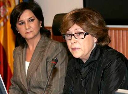 La secretaria de Políticas Sociales del PSOE, Matilde Valentín (izquierda), y la diputada Marisol Pérez, ayer.