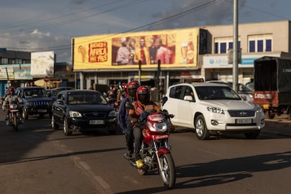 Tráfico de mototaxis y coches en una calle de la capital ruandesa, el pasado mes de junio.