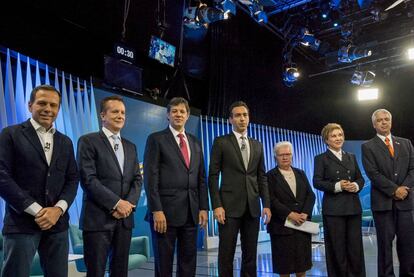 Da esq. para a dir.: os candidatos &agrave; Prefeitura de S&atilde;o Paulo Jo&atilde;o Doria, Celso Russomanno, Fernando Haddad, o apresentador Cesar Tralli (centro), Luiza Erundina, Marta Suplicy e Major Ol&iacute;mpio no &uacute;ltimo debate da TV Globo, no dia 29.