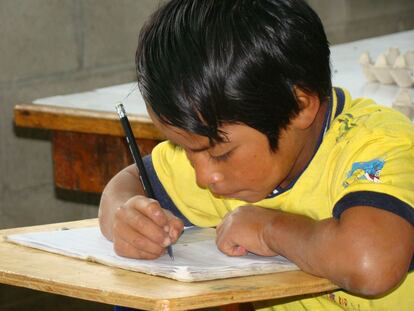 Para muchos de los niños del basurero de Cobán acudir a la Ciudad de la Esperanza es la única oportunidad para estudiar. Más de 400 pasan por sus aulas cada año.