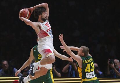 Llull ante el base de la selección lituana Lukas Lekavicius