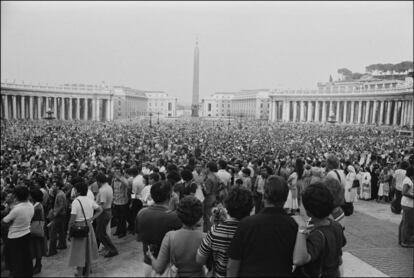 La plaza de San Pedro llena de gente que espera, el 26 de agosto de 1978, la señal de que los cardenales han llegado a un acuerdo. Cada dos votaciones (una sesión de escrutinio) las papeletas y las notas se queman en una estufa cuya chimenea da al tejado de la Capilla Sixtina. Si no ha habido acuerdo los papeles arden junto a paja húmeda, que produce humo negro. Si hay acuerdo, y el elegido acepta, las papeletas se queman junto a paja seca, que da humo blanco.