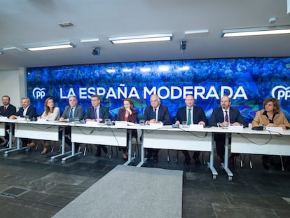 El líder del PP, Alberto Núñez Feijóo, rodeado de dirigentes de su ejecutiva durante la reunión de la Junta Directiva Nacional del PP, en la sede nacional del PP, a 19 de diciembre de 2022, en Madrid (España).