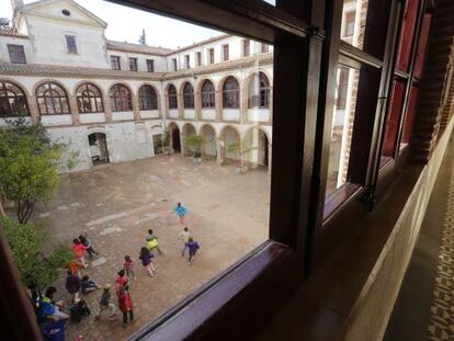 Patio de la casa de colonias de La Conreria, que acogerá a refugiados.