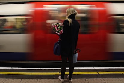 Una viajera espera la llegada del siguiente tren en la estación de metro de Waterloo, durante la huelga de los trabajadores del subrubano.