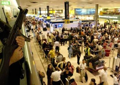 Un policía armado vigila una de las terminales del aeropuerto londinense de Heathrow.